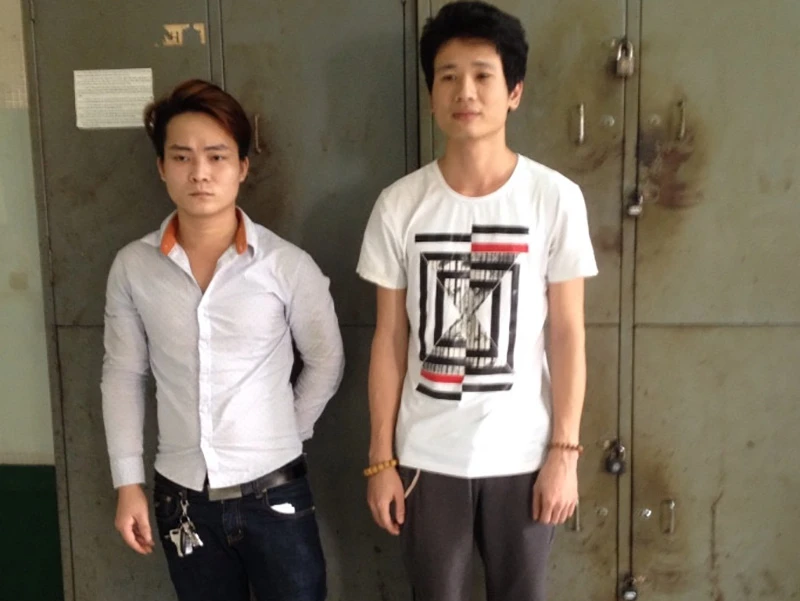 Nghĩa và Anh bị công an bắt giữ để làm rõ về hành vi chứa mại dâm.